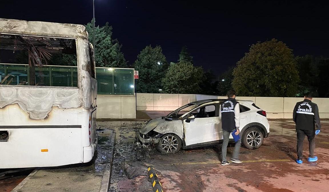 İstanbul'da şüpheli olay! İSPARK'ın otoparkında bulunan 2 araç yanarak kül oldu