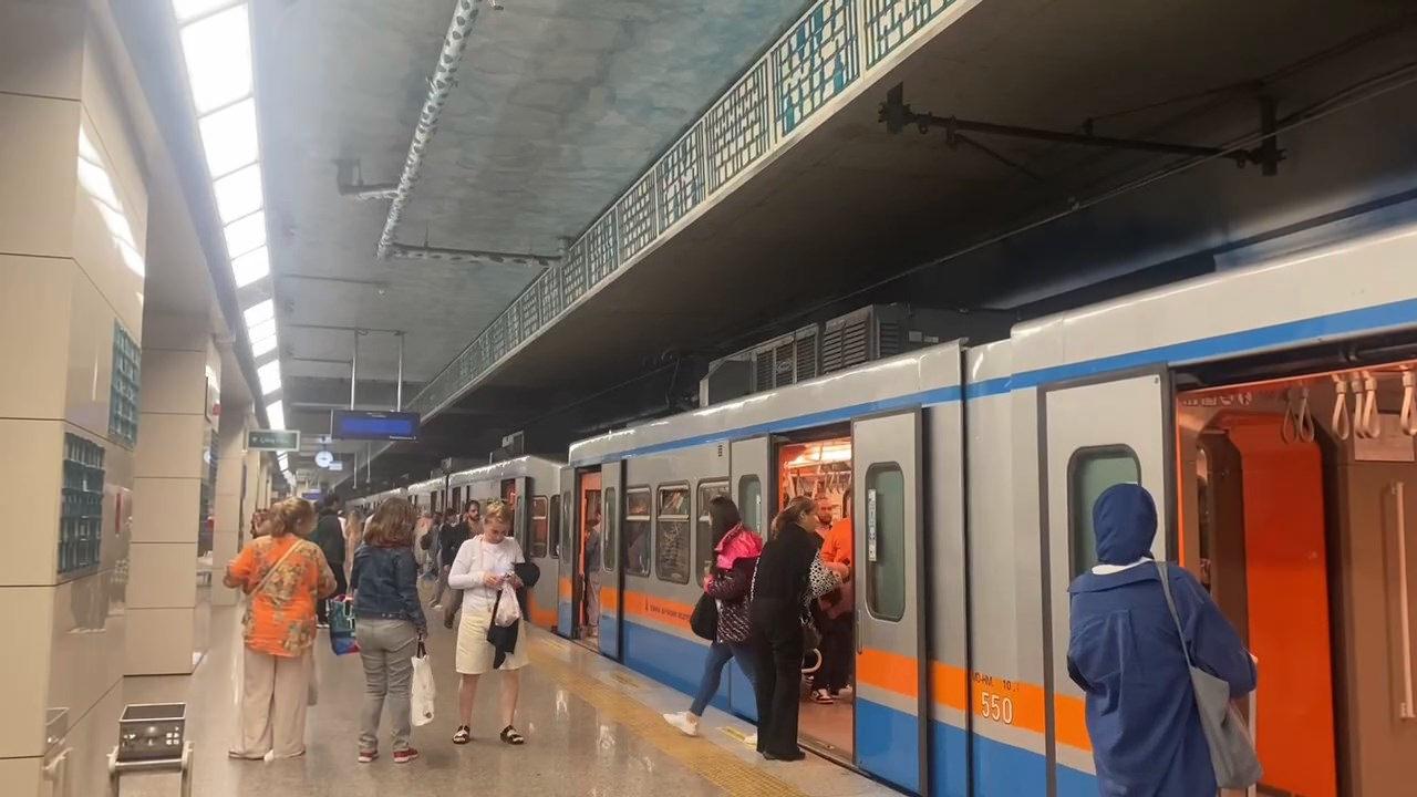 Yenikapı İstasyonundaki metro bakımsızlık nedeniyle yanmaya başladı