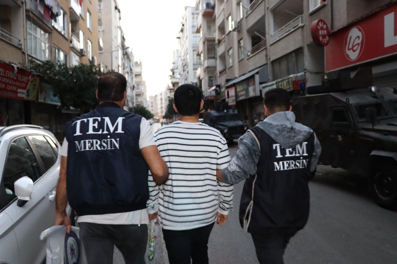 Mersin'de 150 polisin katılımıyla FETÖ operasyonu! Kıskıvrak yakalandılar