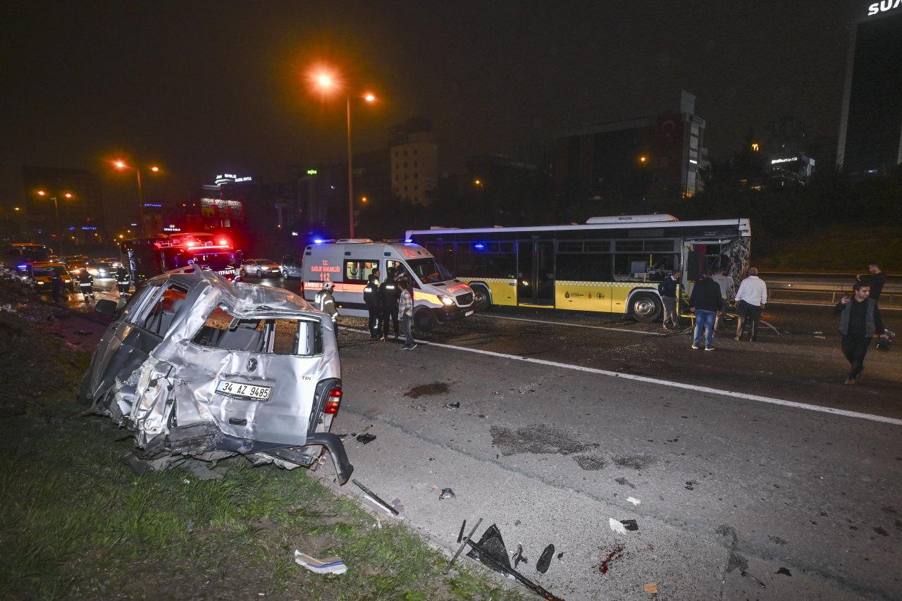 İETT otobüsü, emniyet şeridindeki minibüse çarptı: 2 yaralı