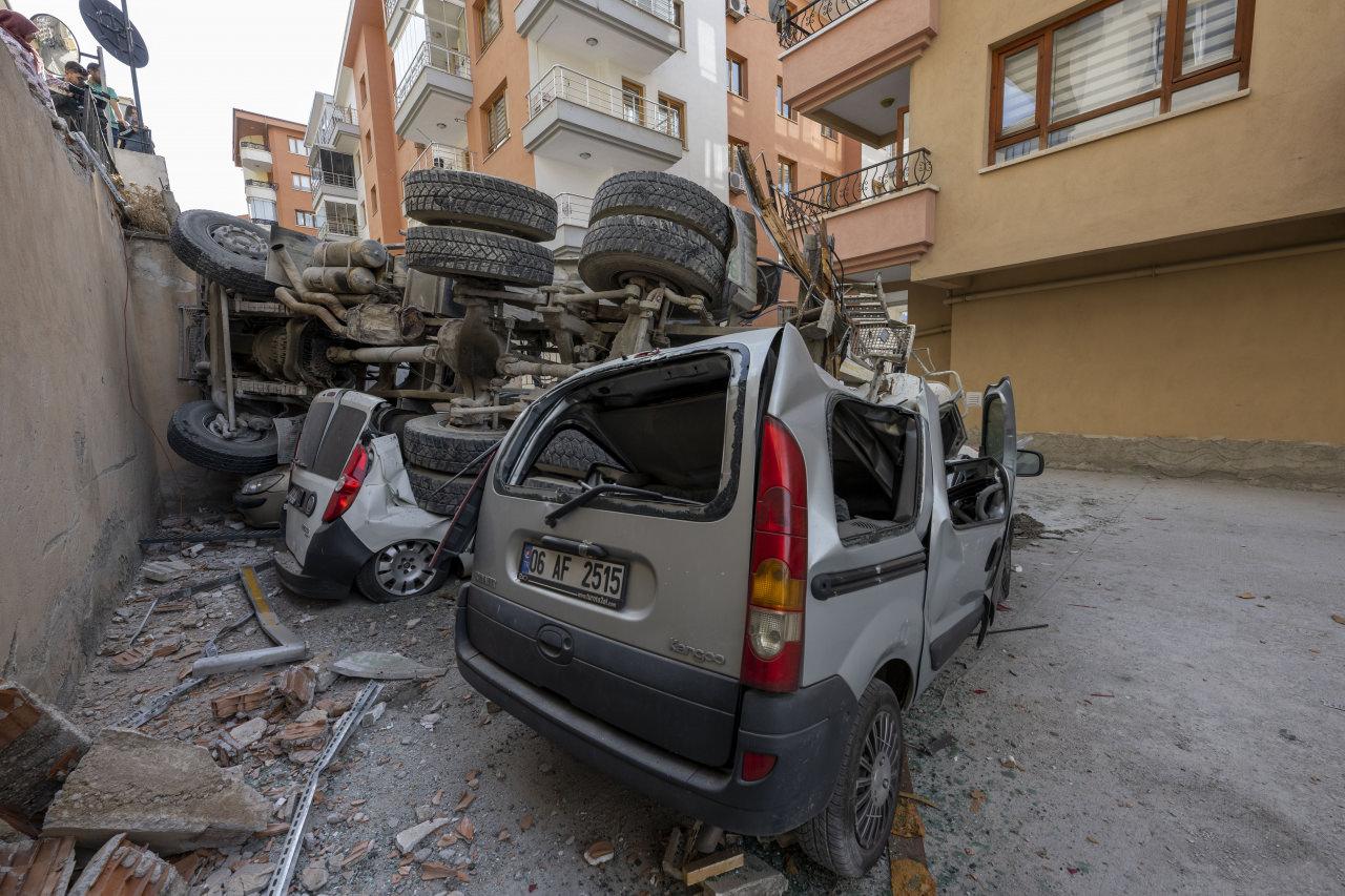 Üzerine beton mikseri düşen 4 araç hurdaya döndü