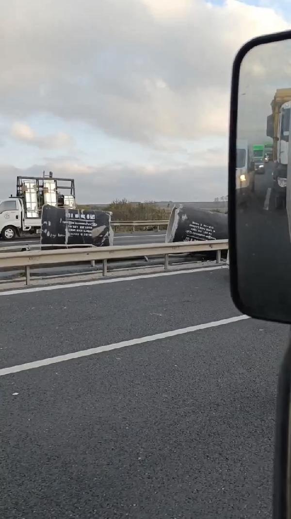 TEM'de faciadan dönüldü, beton borular yola savruldu!