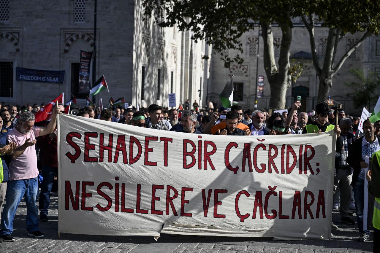 İsrail'in Gazze'ye yönelik saldırıları Beyazıt Meydanı'nda protesto edildi