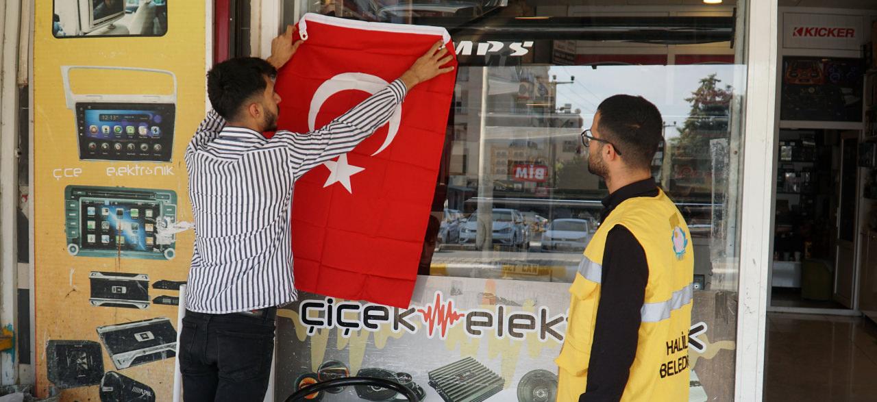 Haliliye Belediyesi, Cumhuriyetin 100. yılında bayrak dağıttı