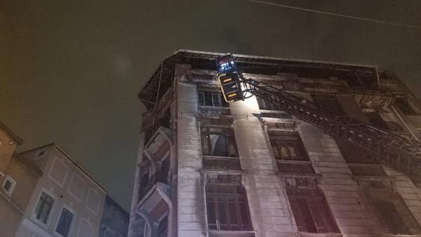 Beyoğlu'ndaki tarihi han yandı