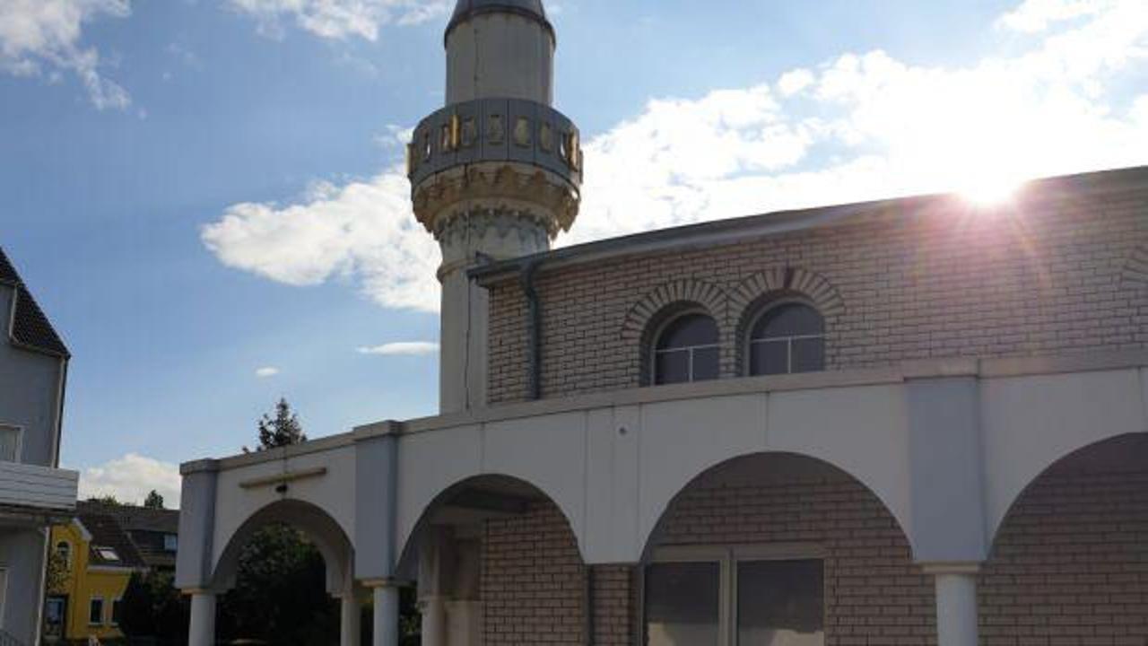 Almanya’da 3 camiye domuzlu alçak tehdit!