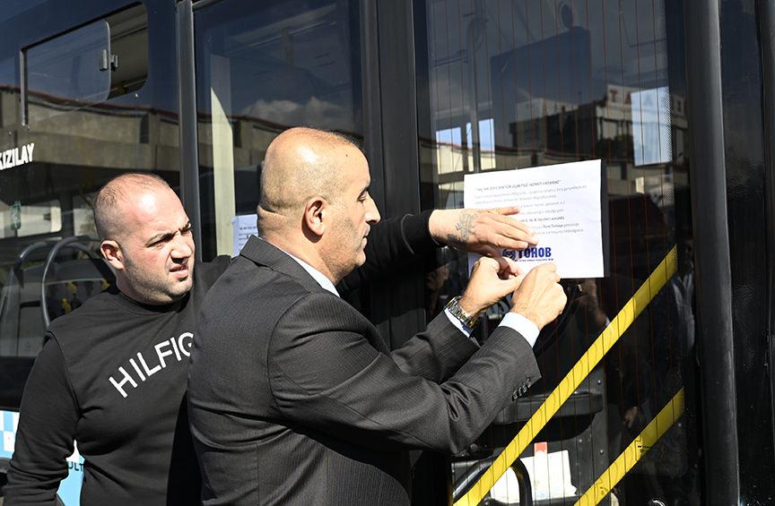 Halk otobüsleri, ayın 1'i ile 4'ü arası ücretsiz yolcu taşıma kararını afişlerle duyurdu