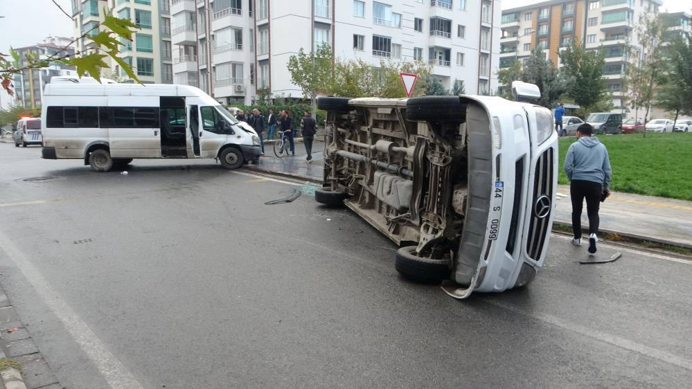 Minibüsle çarpışan öğrenci servisi devrildi