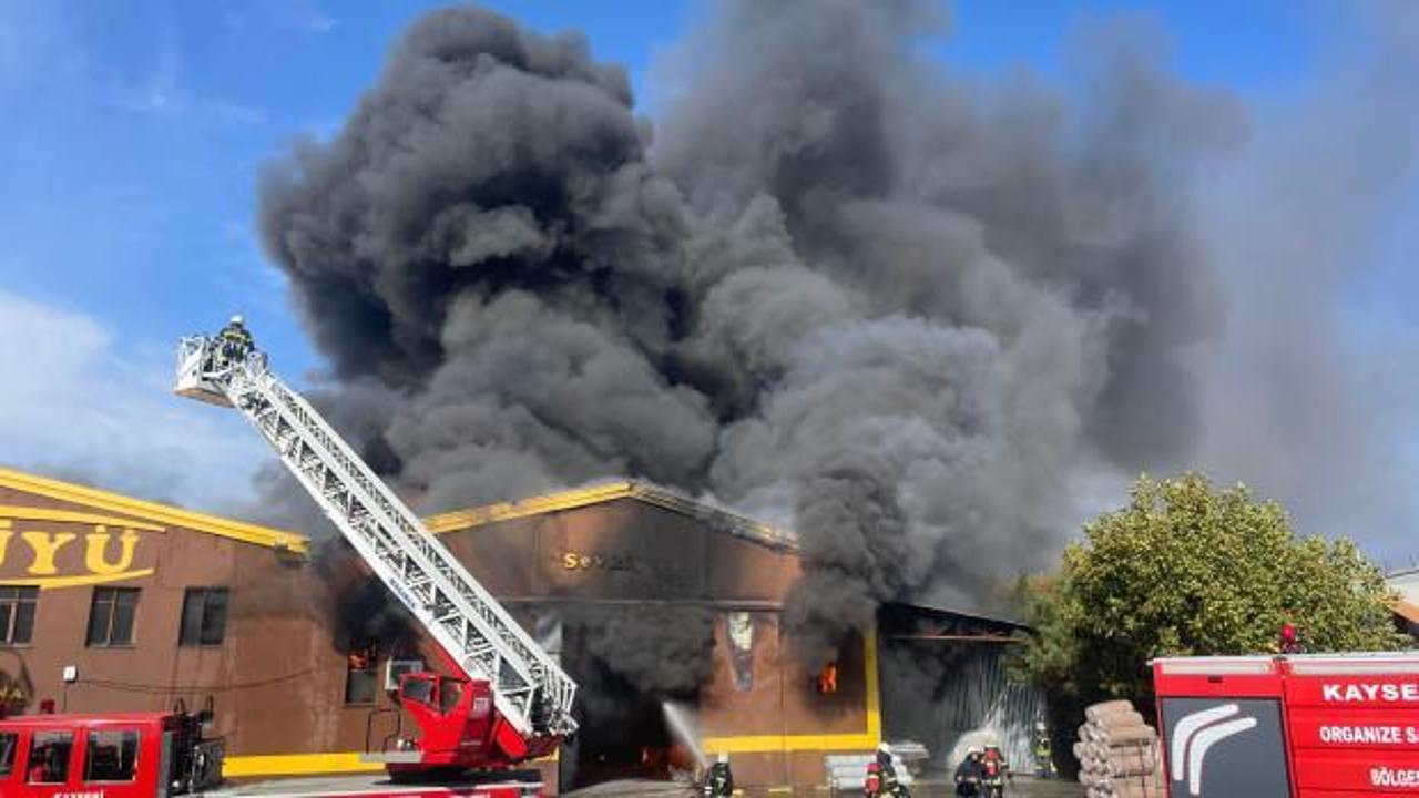Kayseri’de yatak fabrikasında yangın: Müdahale ediliyor!