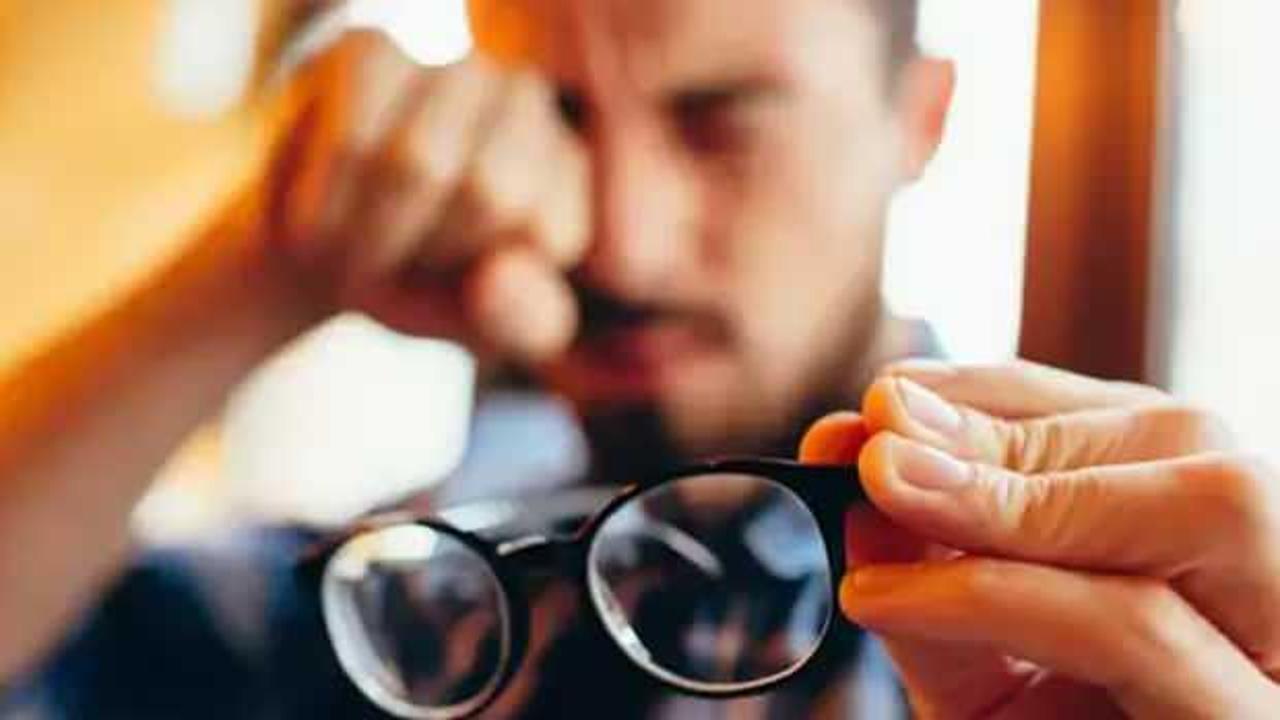Miyoplar dünyayı nasıl görür? Miyop olan kişilerin gözlüklerini çıkardıklarında etrafı görüş açısı!
