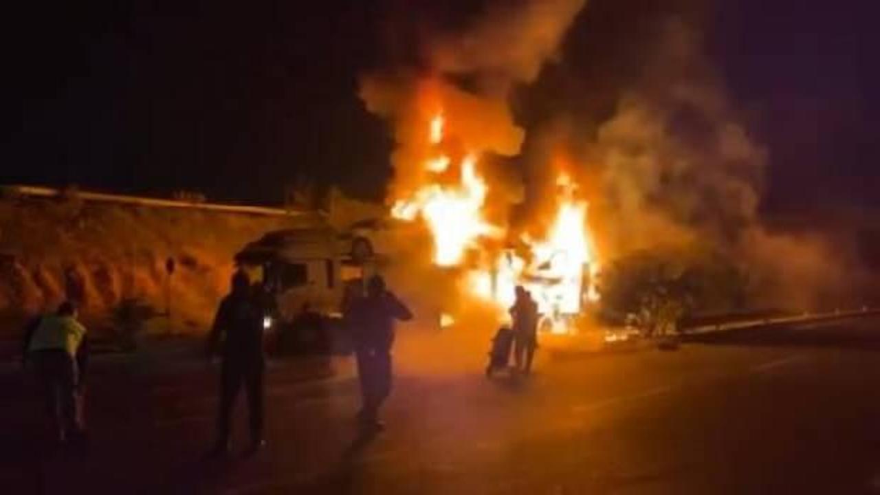 Tuzla’da elektrikli otomobiller alev alev yandı