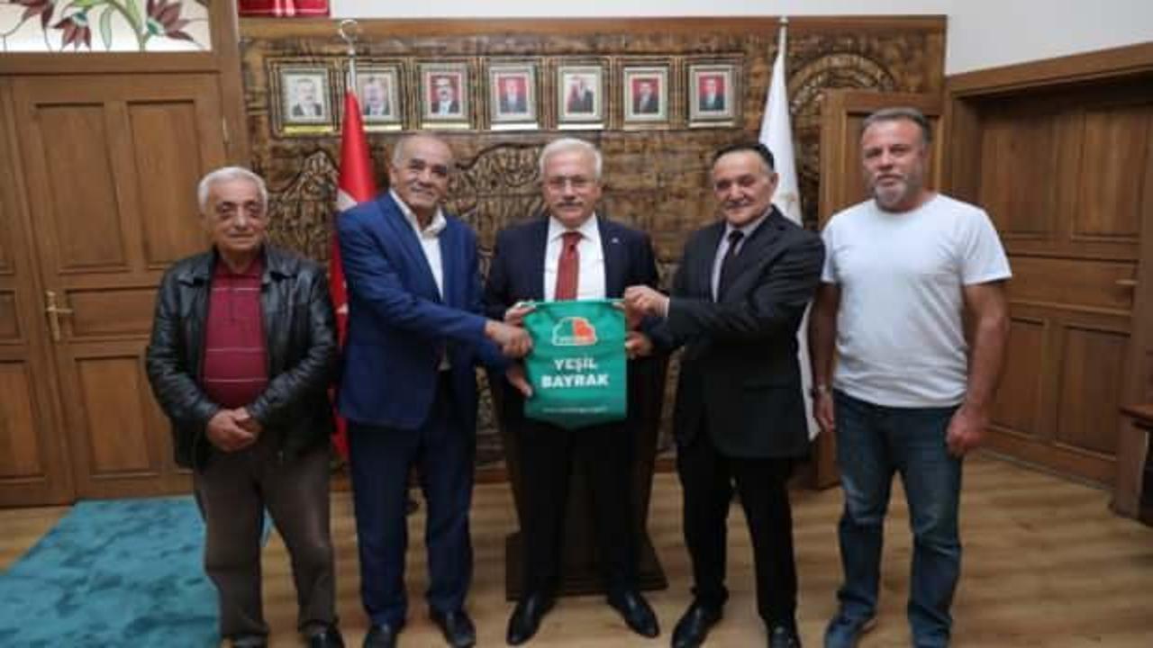 Yeşil Doğa Derneği’nden Aksaray Valisine “Yeşil Bayrak” ödülü