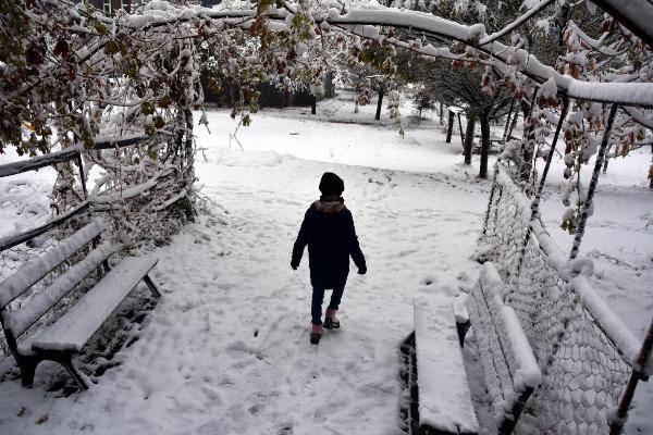 Bitlis'in yüksek kesimlerinde kar kalınlığı 30 santimetre oldu