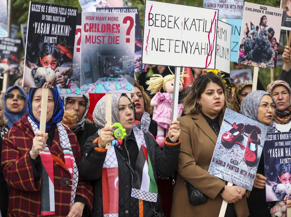 AK Parti Genel Merkez Kadın Kollarından İsrail'in Ankara Büyükelçiliği konutu önünde eylem