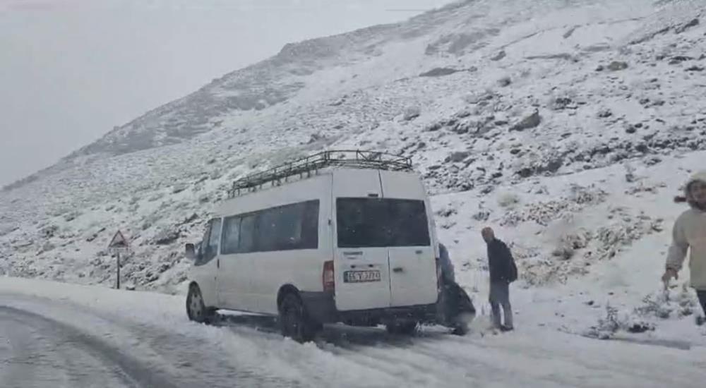 Ulaşıma kar engeli: Görüntüler Türkiye'den!