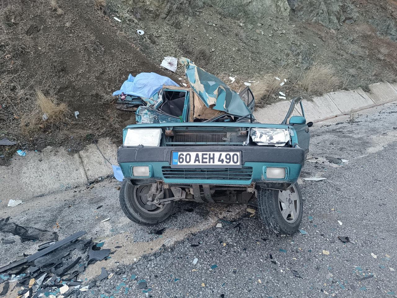 Tokat'ta feci kaza! Tır ile otomobil kafa kafaya çarpıştı: 2 ölü, 1 yaralı