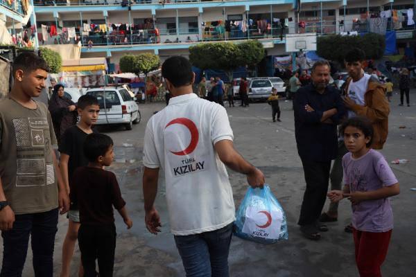 Gazın bittiği Gazze'de Kızılay yemekleri odun ateşiyle pişiriyor