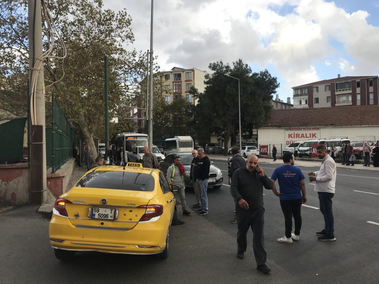 Tekirdağ'da taksi çukura düştü! CHP'li belediyeye isyan etti