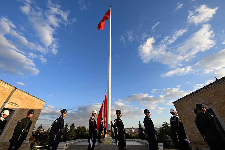 Anıtkabir'e özel bayrak değişim töreni