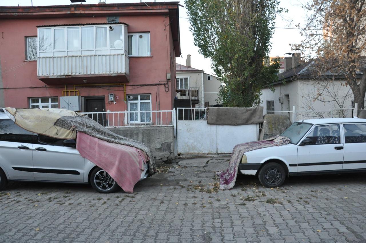 Kars'ta sıcaklıklar düşünce araçlar battaniye ile örtüldü