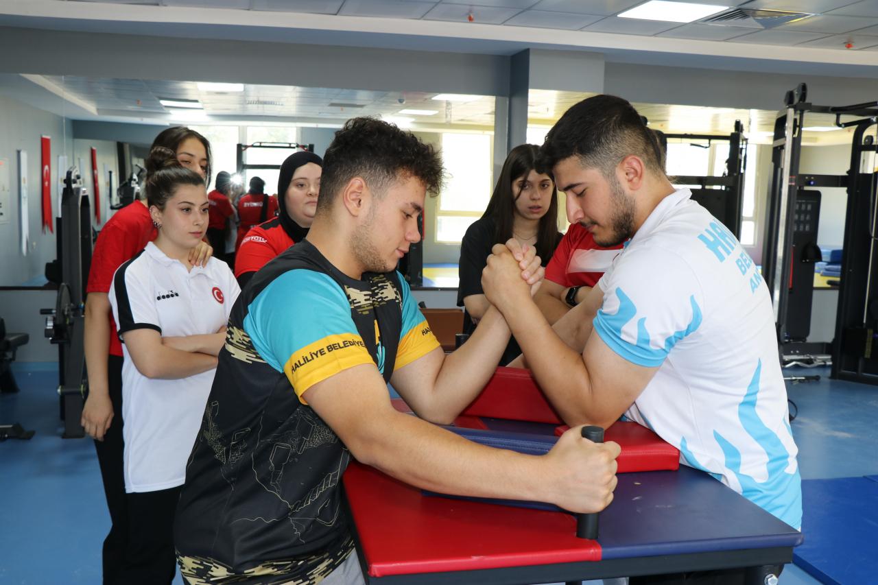 Başkan Canpolat: 21 adet halı sahayı gençlerimizin hizmetine sunduk