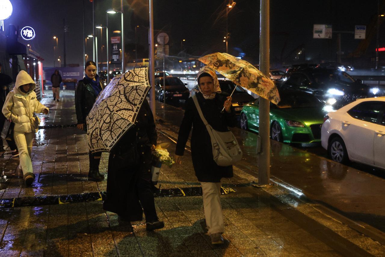 İstanbul'da sağanak ve şiddetli rüzgar hayatı olumsuz etkiliyor