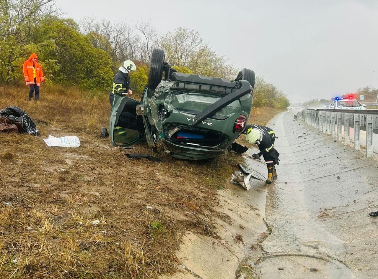 Kırklareli'nde feci kaza: Şarampole devrilen otomobildeki 3 kişi yaralandı!