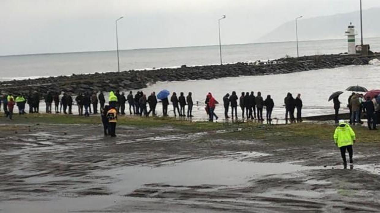 Fotoğraf çekilen 2 genç denizde kayboldu
