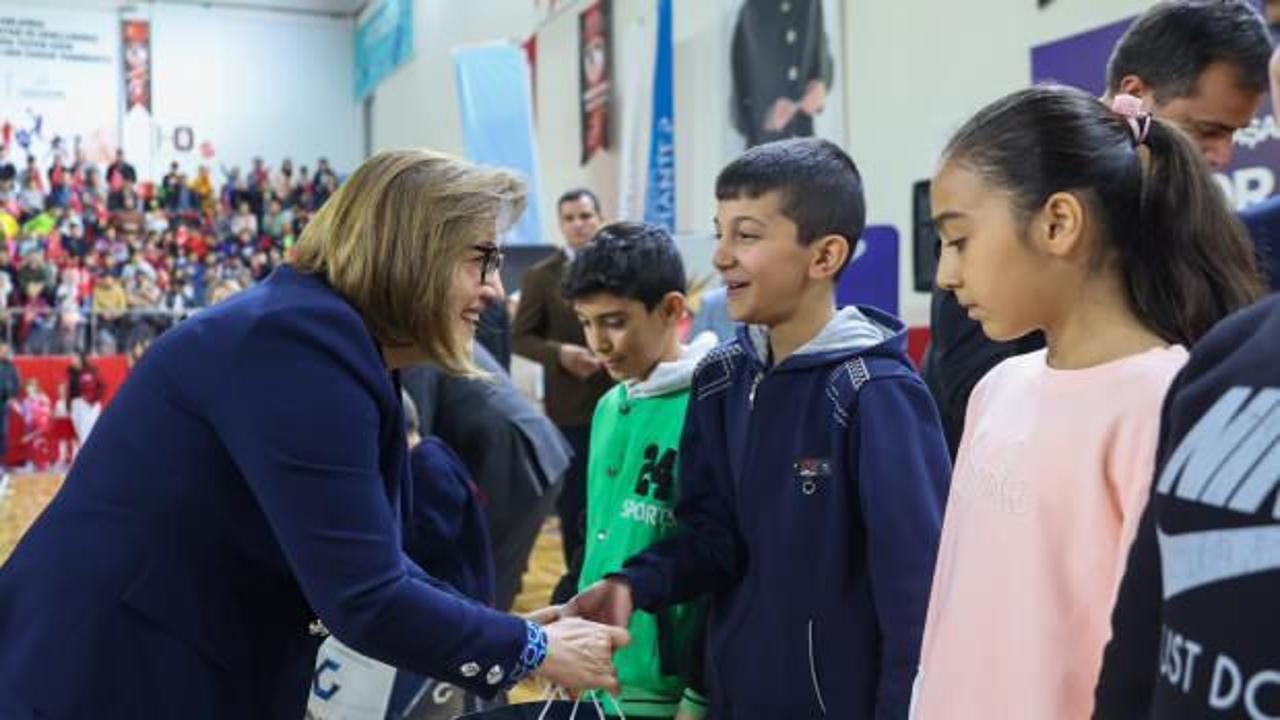 Gaziantep’te 3 bin 500 başarılı öğrenciye spor seti dağıtıldı