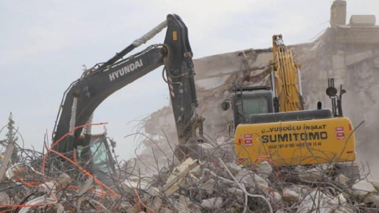 Hatay’da depremlerde ağır hasar alan 5 bina yıkıldı