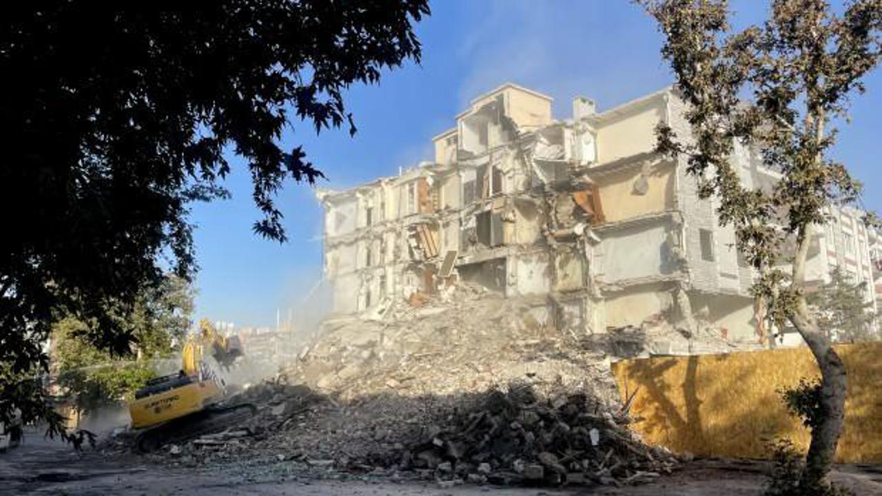 Kahramanmaraş’ta ağır hasarlı binaların yıkımı sürüyor