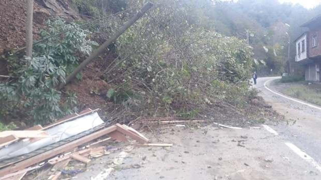 Rize’de heyelan: Yolcu durağı toprak altında kaldı