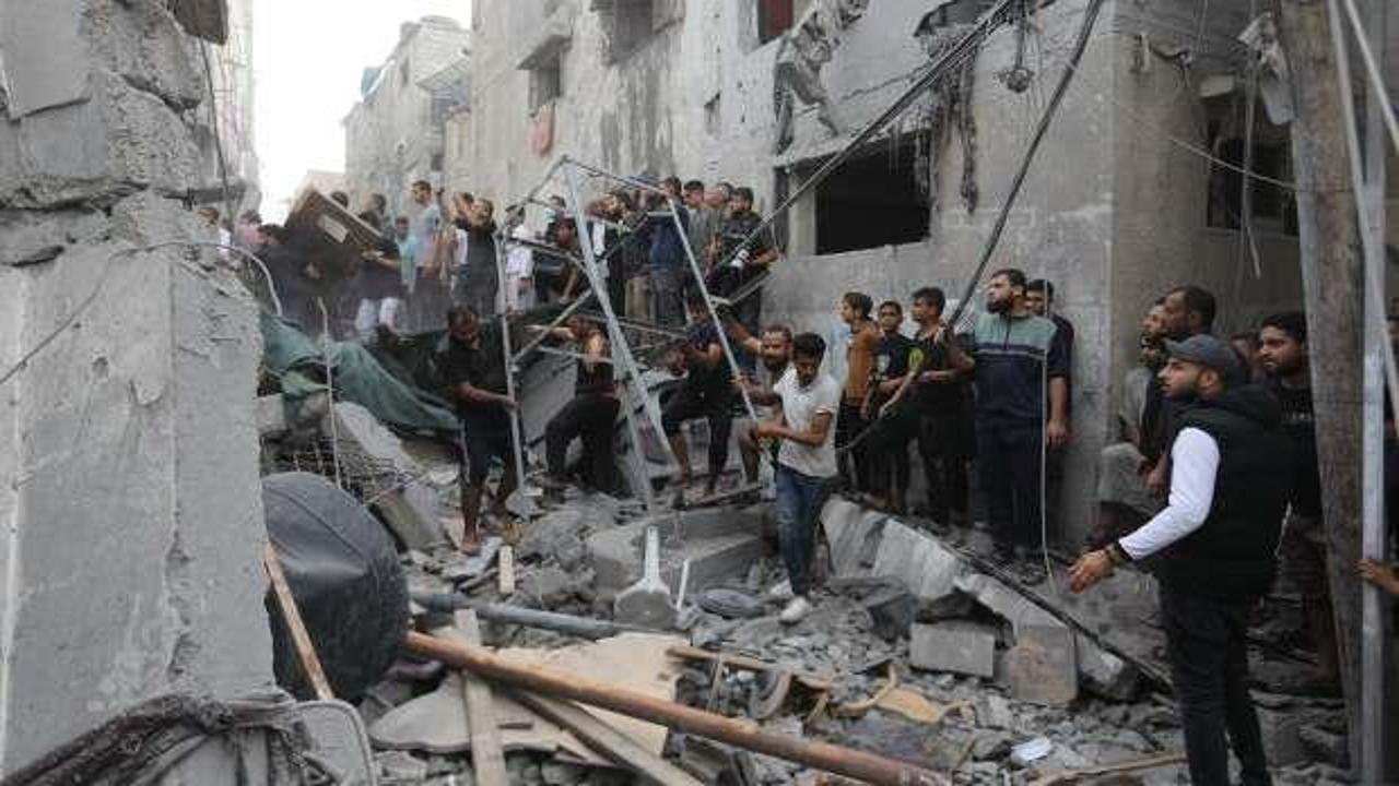 Şifa Hastanesi’nin avlusunda yüzlerce ceset birikti