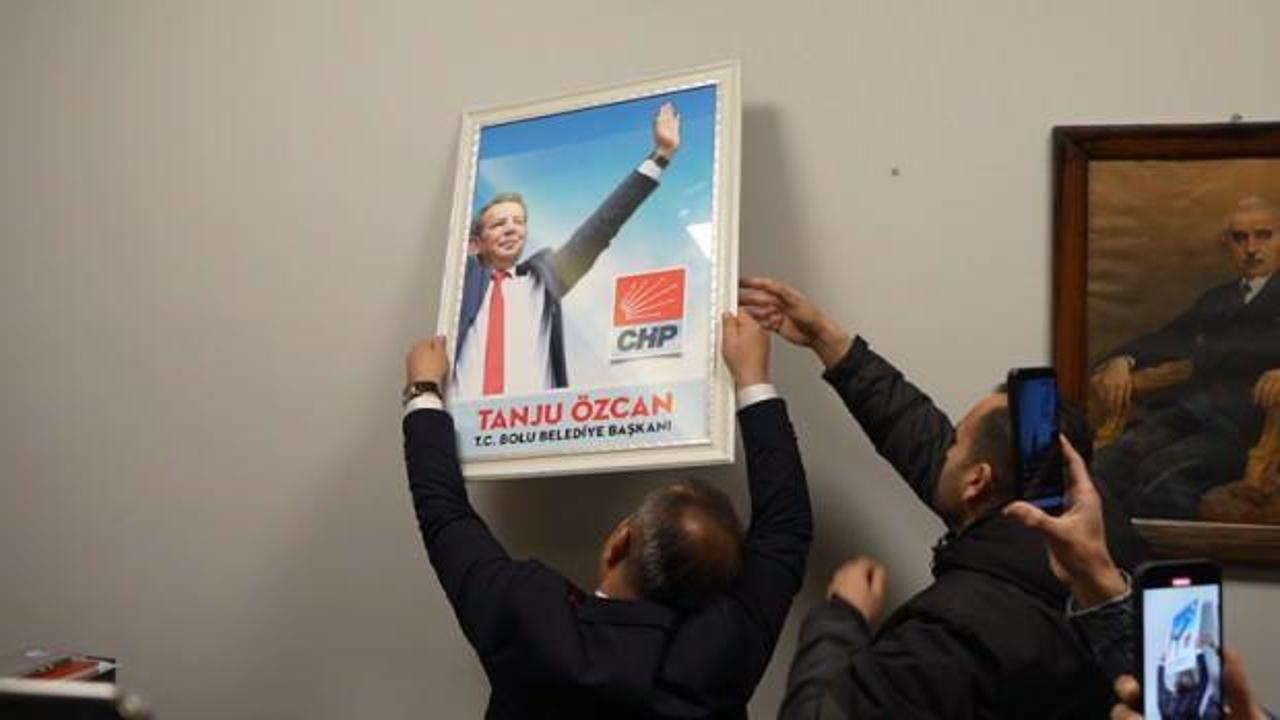 Tanju Özcan’ın çöpe atılan fotoğrafı tekrar asıldı