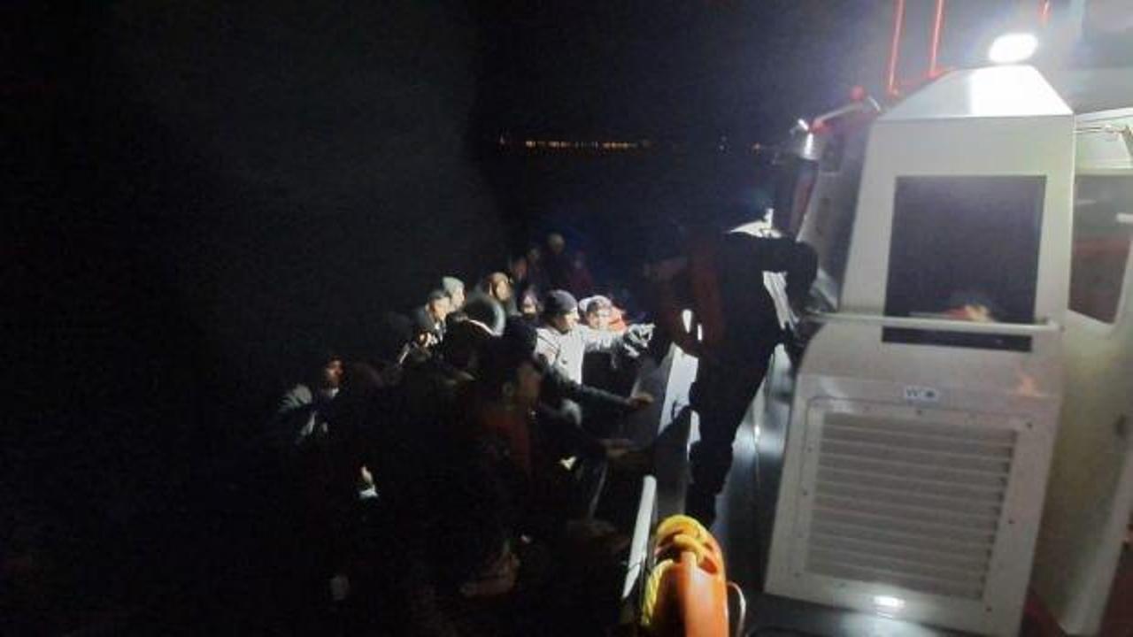 Yunan’ın ölüme terk ettiği lastik bottaki 49 kaçak göçmen kurtarıldı