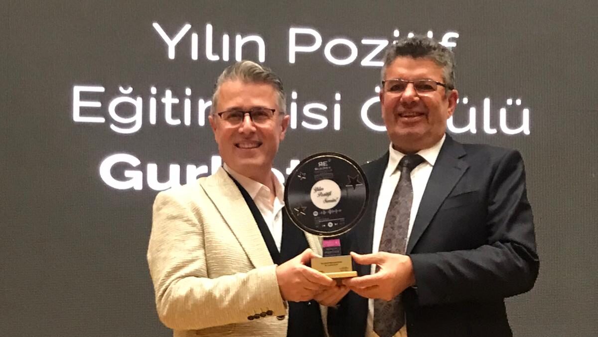 Gurbet Altay “yılın pozitif eğitimcisi” ödülüne layık görüldü.