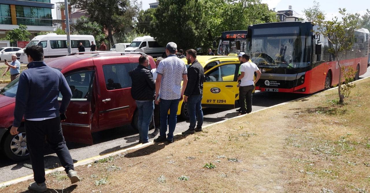 3'ü halk otobüsü, 7 aracın karıştığı kazada 8 yaralı