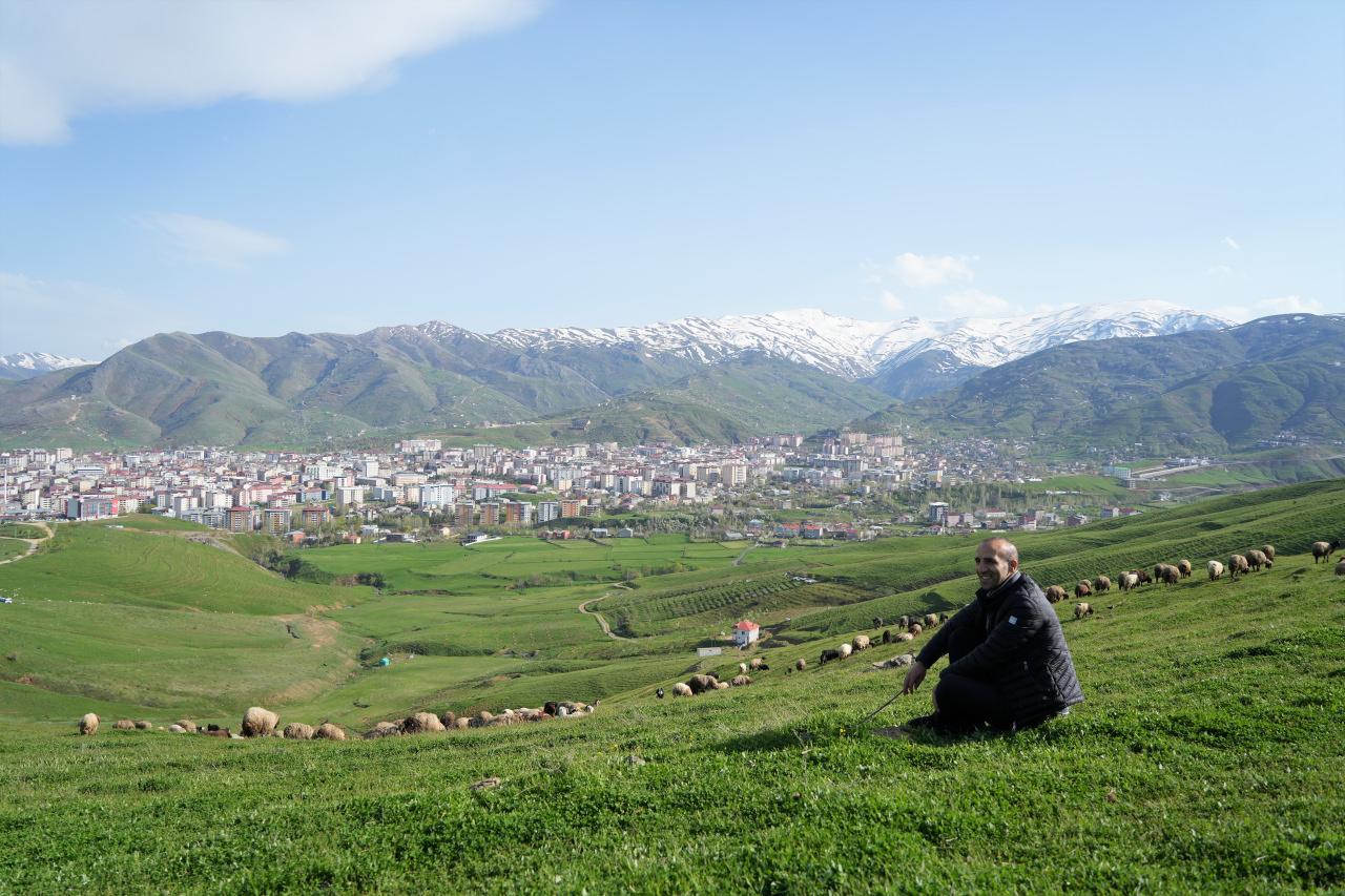 Kaval olmadan kaval sesi çıkaran eski çoban şaşırtıyor