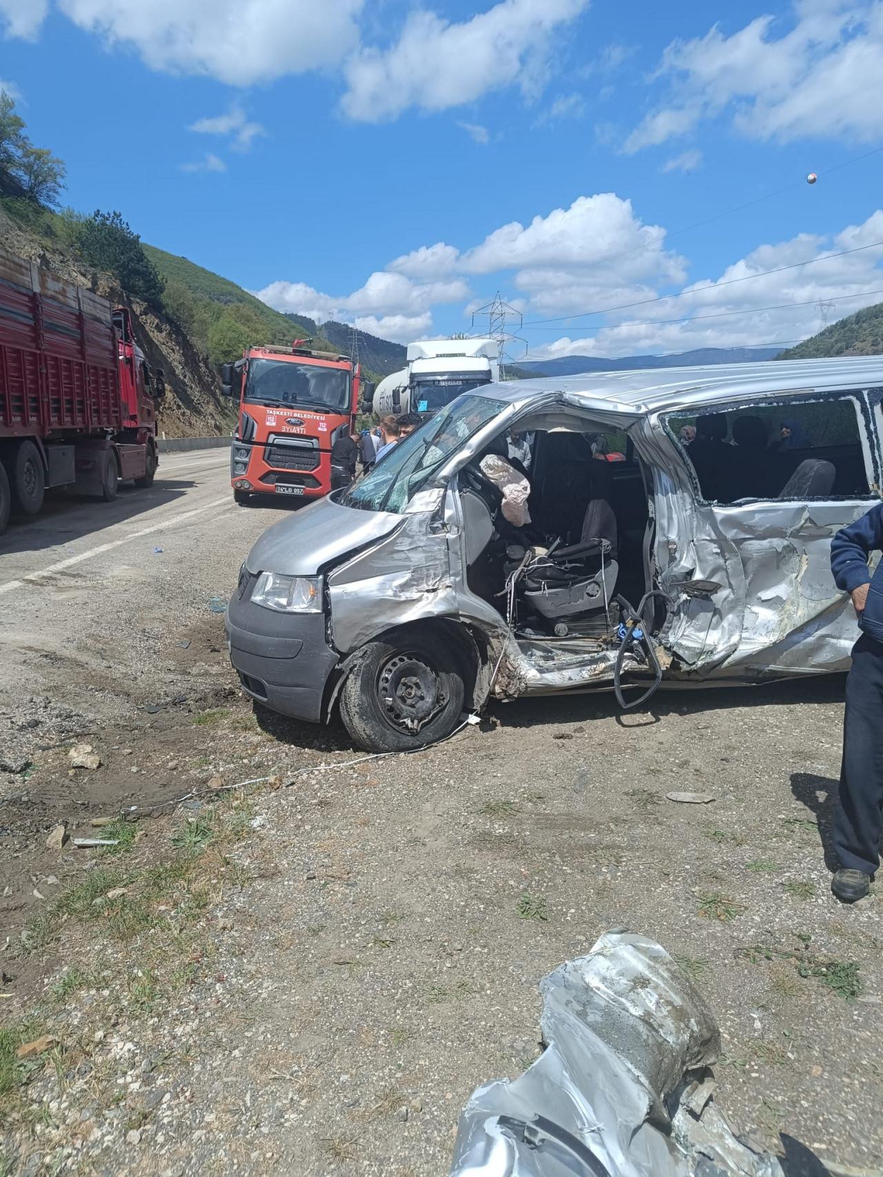 2 minibüs kafa kafaya çarpıştı: 11'i öğrenci 15 yaralı