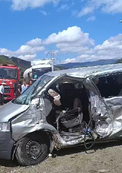 2 minibüs kafa kafaya çarpıştı: 11'i öğrenci 15 yaralı