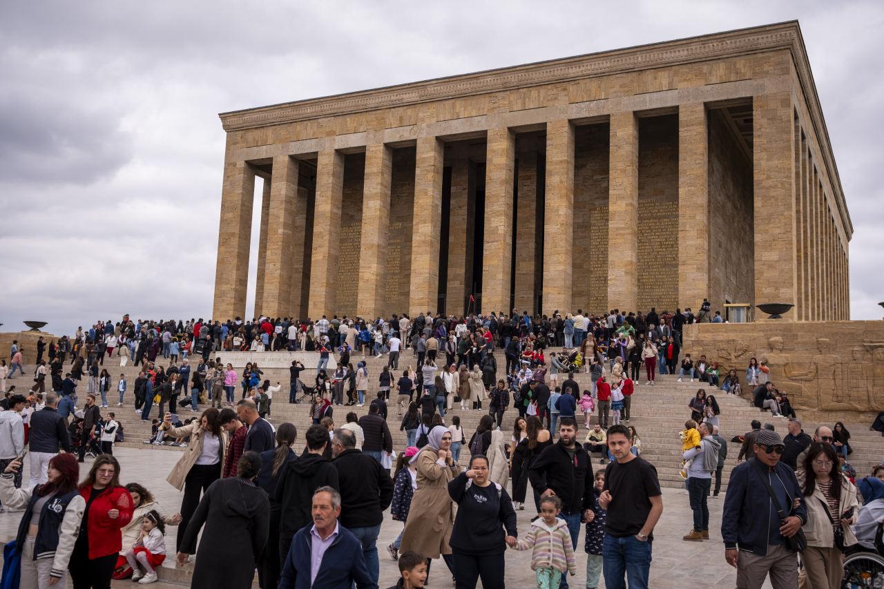 Anıtkabir'de bayram tatilinde ziyaretçi yoğunluğu