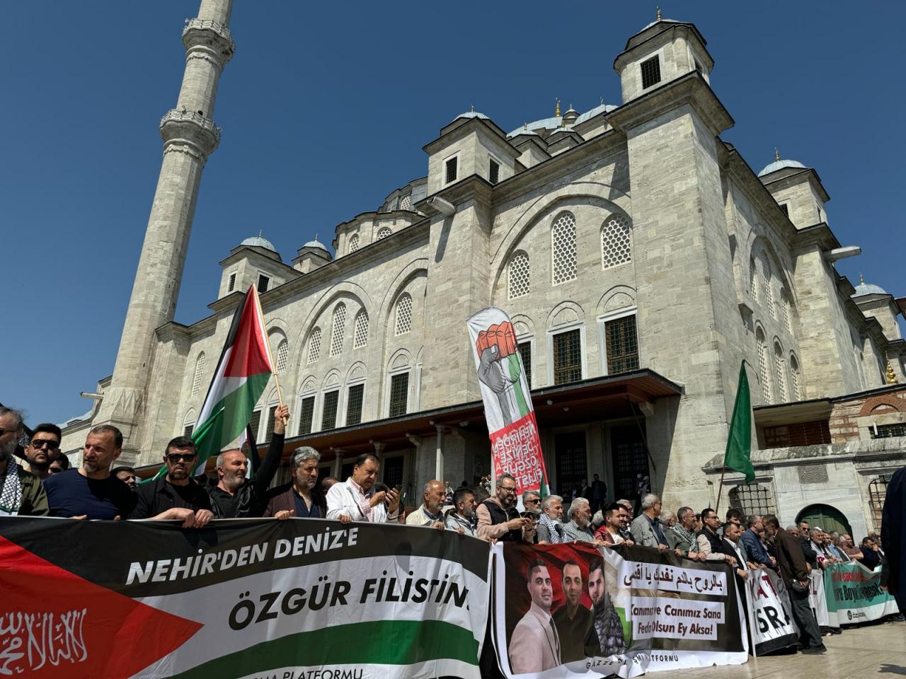 Gazze'de hayatını kaybedenler için Fatih'te gıyabi cenaze namazı kılındı