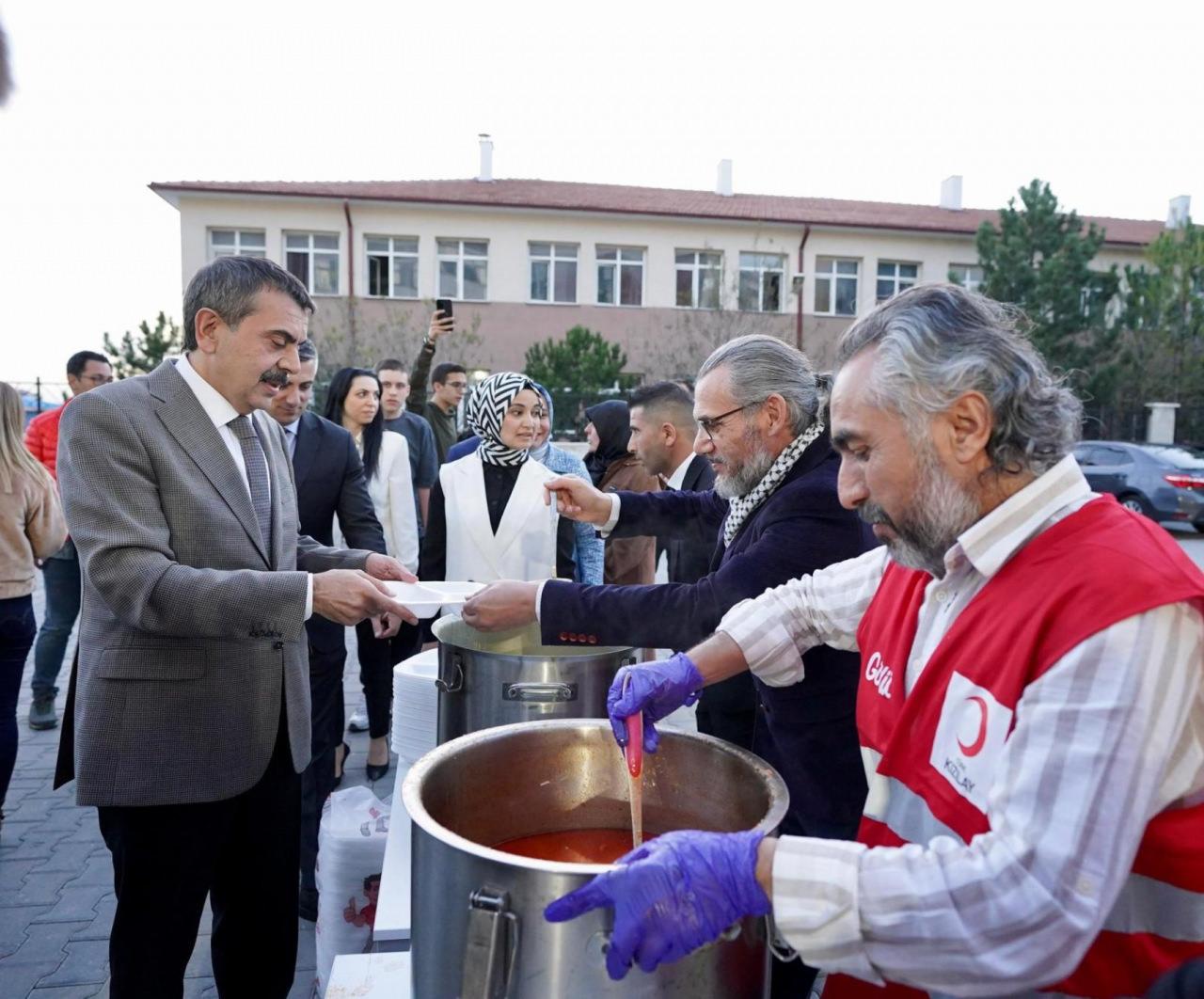 Milli Eğitim Bakanı Tekin, Mamak Fen Lisesinin düzenlediği iftar programına katıldı