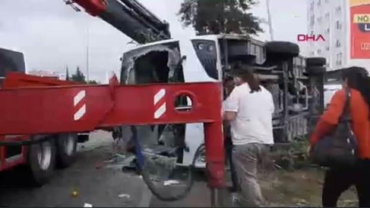 Antalya’da midibüs devrildi: Çok sayıda yaralı