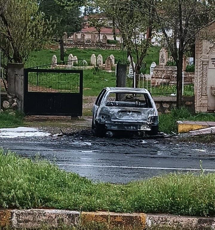 Mezarlık ziyaretinde yangın: Otomobil alevlere teslim oldu