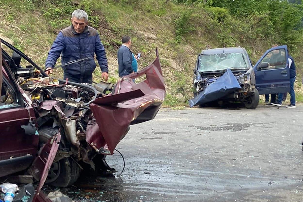 Otomobille hafif ticari araç kafa kafaya çarpıştı: 1 ölü, 3 yaralı