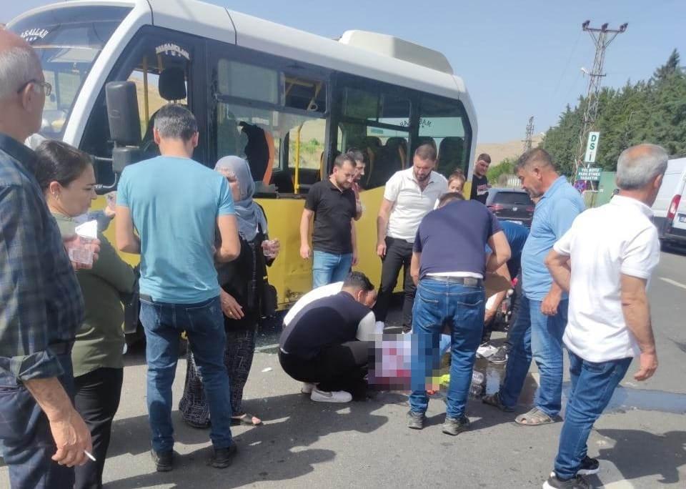 Mardin'de minibüs ile motosiklet çarpıştı: 2 ağır yaralı