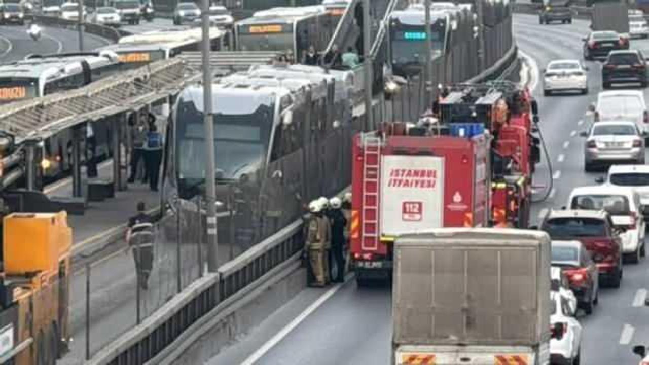 Avcılar’da metrobüs alev aldı