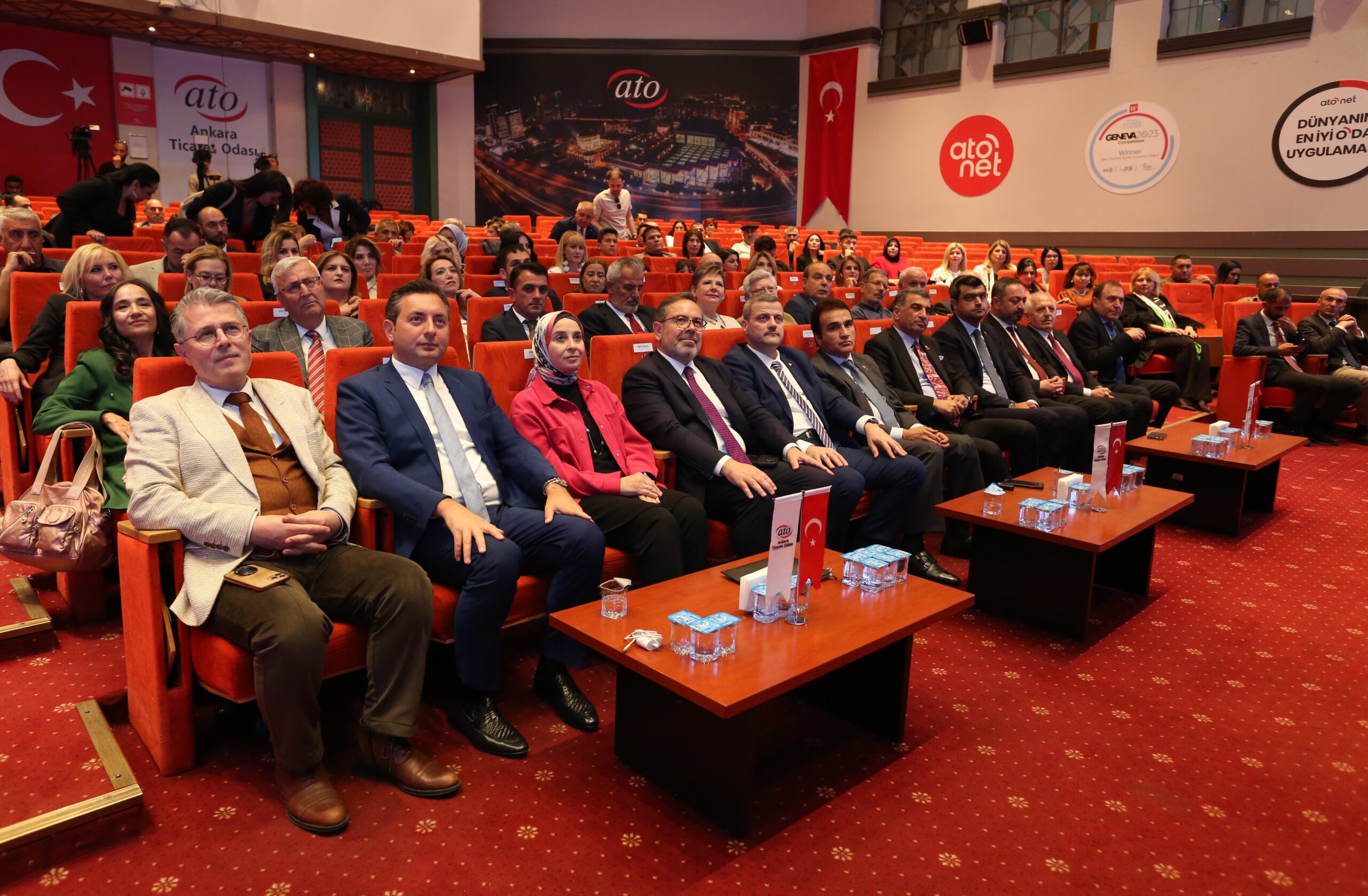 Gurbet Altay’a “Yılın En Başarılı Toplumsal Gelişim ve İletişim uzmanı Ödülü” verildi.