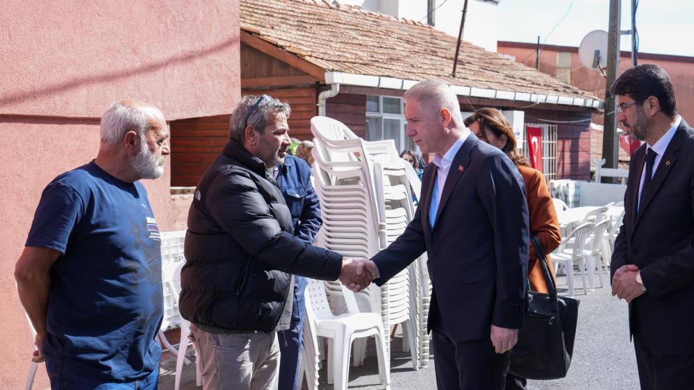 İstanbul Valisi Gül, yangın faciasında hayatını kaybedenlerin ailelerini ziyaret etti